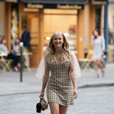 H «Camille» είναι η πραγματική fashionista στο «Emily in Paris» και μπορούμε να στο αποδείξουμε
