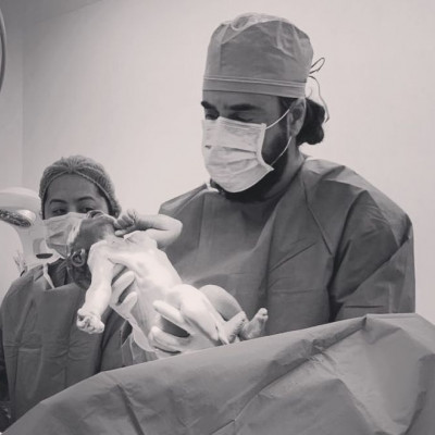 Νεογέννητο τραβάει την μάσκα του μαιευτήρα και γίνεται viral