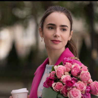 Στη σειρά «Emily in Paris» θα δεις όλα τα χρώματα που πρέπει να φοράμε το 2020