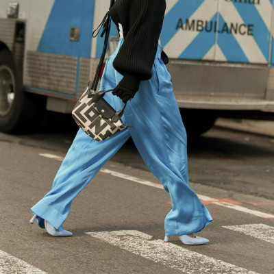 Loose pants: Πώς θα φορέσεις φέτος αυτό το άνετο & κομψό στυλ παντελονιού;