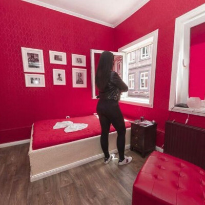 Βρετανίδα παρουσιάστρια πήρε το «ΟΚ» από τη μαμά της για να κάνει σεξ