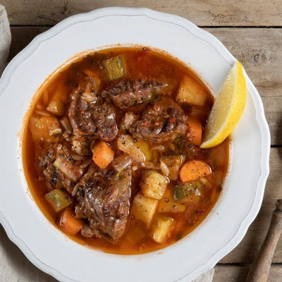 Άκης Πετρετζίκης: Κρεατόσουπα με κριθαράκι