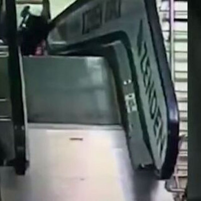 Βίντεο-σοκ: Παιδιά έπεσαν από τις κυλιόμενες ενώ η μητέρα τους ψώνιζε