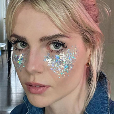Θα γιορτάσεις το Halloween; 5 μακιγιάζ της Lucy Boynton για να αντιγράψεις