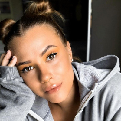 Wow! Η Λάουρα Νάργες άλλαξε το χρώμα των μαλλιών της και είναι αγνώριστη