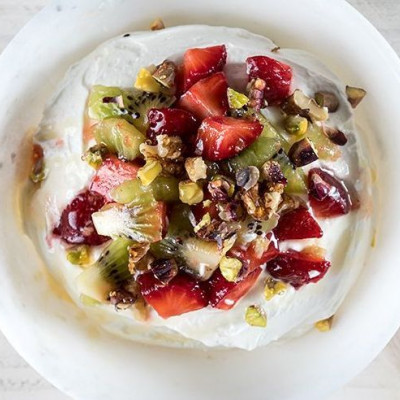 Άκης Πετρετζίκης: Μους γιαουρτιού με ξηρούς καρπούς και φρούτα