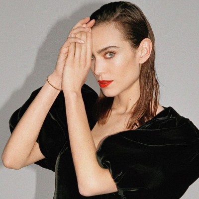 Η Alexa Chung βρήκε το blazer που έχει «εγκρίνει» ο πρίγκιπας Κάρολος