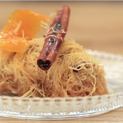 Ο Άκης Πετρετζίκης φτιάχνει το πιο νόστιμο κανταΐφι