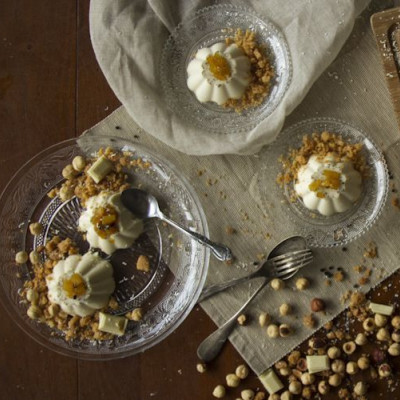 Ο Άκης Πετρετζίκης φτιάχνει πανακότα με λευκή σοκολάτα και crumble φουντουκιού