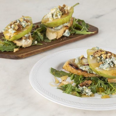 Μπρουσκέτες με αχλάδι και blue cheese: Το πιο νόστιμο ορεκτικό από τον Άκη