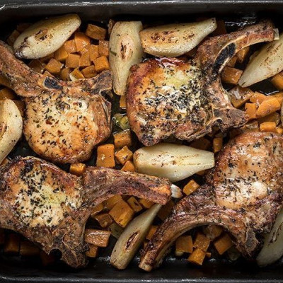 Χοιρινές μπριζόλες με γλυκοπατάτες και αχλάδια από τον Άκη Πετρετζίκη