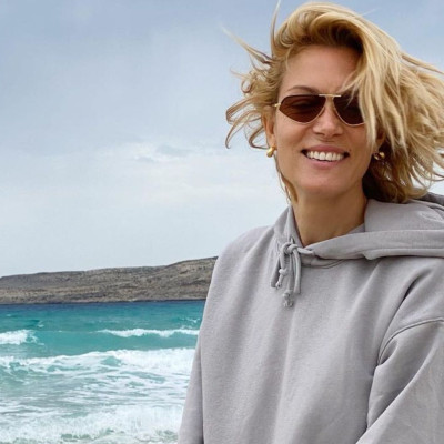 Βίκυ Καγιά: Φθινοπωρινή απόδραση με τα παιδιά της στη θάλασσα