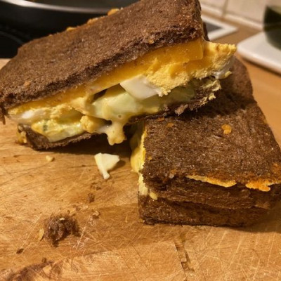 Συνταγή για Sandwich από χαρουπόψωμο με αυγό και cheddar