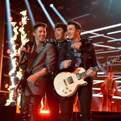 Οι Jonas Brothers έφεραν το σωστό Xmas-spirit που έψαχνες