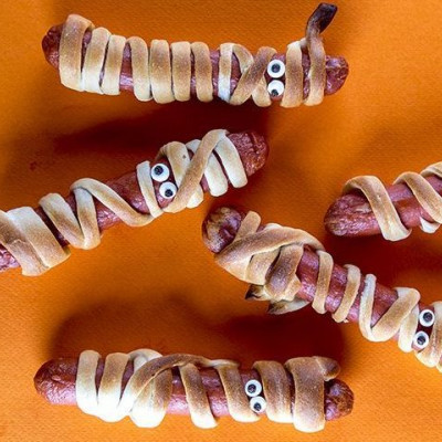 Φτιάξε τη συνταγή του Άκη Πετρετζίκη για λουκάνικα μούμιες