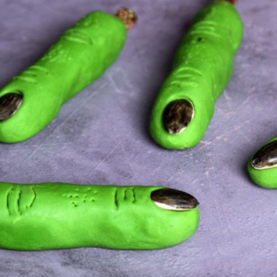 Άκης Πετρετζίκης: Trick or Treat