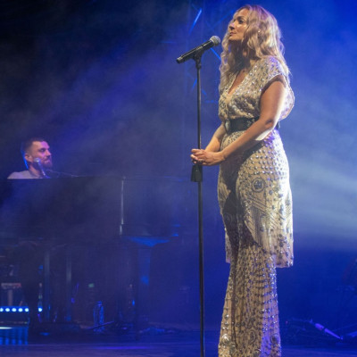 Η Νατάσα Μποφίλιου και η αδελφή της μοιάζουν σαν δυο σταγόνες νερό!