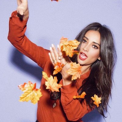 Η Shay Mitchell αποκάλυψε όλα τα βήματα του καθημερινού μακιγιάζ της