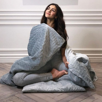 Gravity Blanket: Τι είναι η κουβέρτα με βάρος που θα σου αλλάξει τον ύπνο
