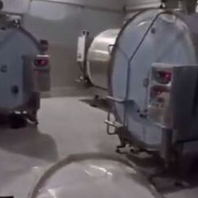 Απίστευτο: Εργαζόμενος σε εταιρεία γαλακτοκομικών έκανε μπάνιο με γάλα στη δουλειά (video)