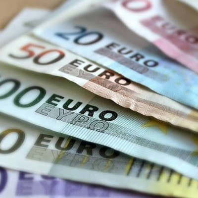 Επίδομα 800 ευρώ - Δώρο Χριστουγέννων: Πότε μπαίνουν τα λεφτά – «Κλείδωσαν» οι ημερομηνίες πληρωμής