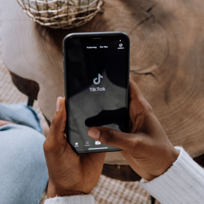 Αυτοί οι TikTokers είναι η έμπνευσή μας σε θέματα στυλ