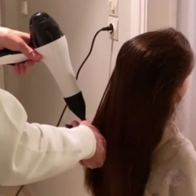 Διάσημος μπαμπάς χτενίζει την κόρη του - Μαντεύετε ποιος είναι;