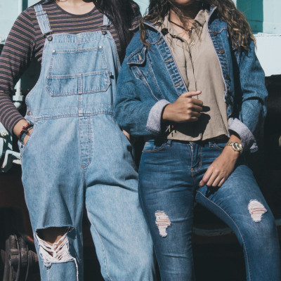 DIY: Πώς θα κάνεις μόνη σου σωστά σκισίματα στα jeans