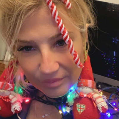 Η Φαίη Σκορδά στόλισε και μας έδειξε το εντυπωσιακό της δέντρο