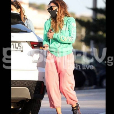 Δέσποινα Βανδή: Η βόλτα στη Γλυφάδα και η μάσκα προστασίας για τον κορονοϊό!