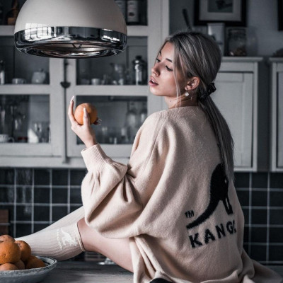 Βρήκαμε τι φορούν οι αγαπημένες μας celebs όσο βρίσκονται μέσα στο σπίτι