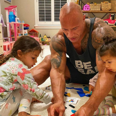 Dwayne Johnson: «Γίνεται χαλί» για τις κόρες του - Δείτε το βίντεο
