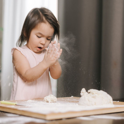 Αφράτα ψωμάκια με τυρί κρέμα που θα ξετρελάνουν τα παιδιά (vid)