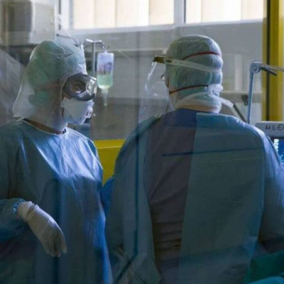 Κορονοϊός: Άλλαξαν οι οδηγίες - Τι πρέπει να κάνουν όσοι έρθουν σε επαφή με κρούσμα ή νοσήσουν