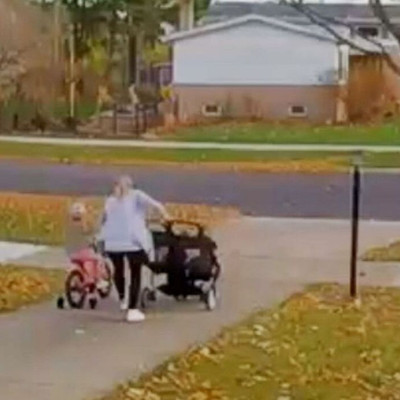 Απίθανη... σούπερ μαμά! Εσωσε τα τρία παιδιά της από σοκαριστικό ατύχημα (vid)