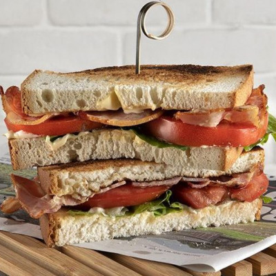 Ο Άκης Πετρετζίκης φτιάχνει το πιο νόστιμο BLT σάντουιτς