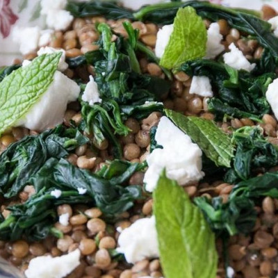 Ο Άκης Πετρετζίκης φτιάχνει σαλάτα με φακές και φέτα Βόνιτσας