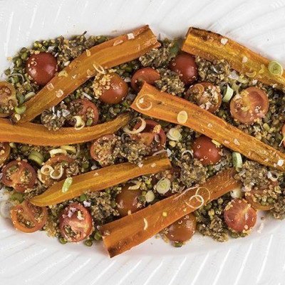 Σαλάτα με ψητά καρότα, ροβίτσα, κινόα και ντοματίνια από τον Άκη Πετρετζίκη