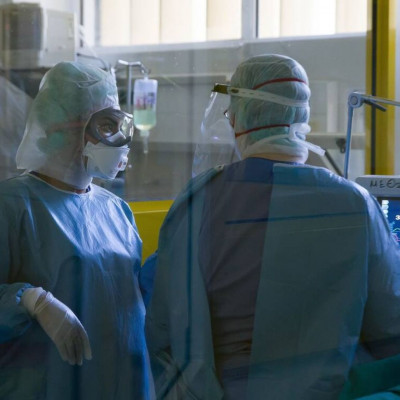 Κορονοϊός: Ανατριχιαστική δημοσίευση ακτινογραφιών από γιατρό - Δείτε τι προκάλεσε ο ιός σε ασθενείς