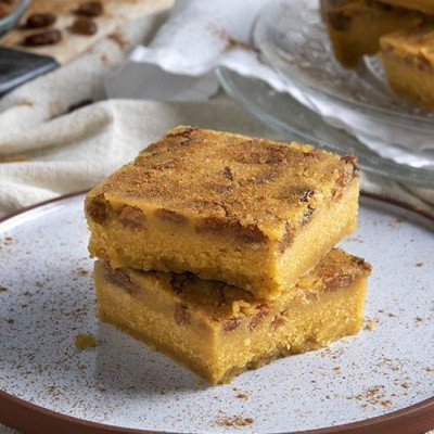 Μπομπότα γλυκιά με σταφίδες φτιάχνει σήμερα ο Άκης Πετρετζίκης. Εσύ;