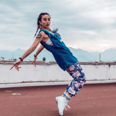 Βρήκαμε ποιοι κρύβονται πίσω από τους viral χορούς του Tik- Tok