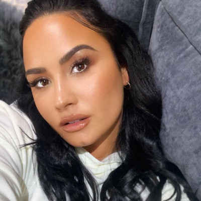 Το νέο μανικιούρ της Demi Lovato είναι αυτό που χρειάζεσαι τον φετινό χειμώνα