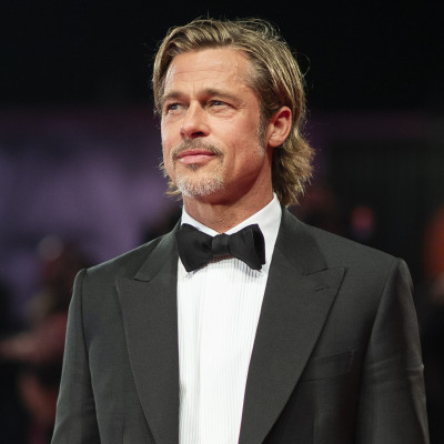 Ο Βrad Pitt μοιράζει φαγητό σε φτωχές οικογένειες… λες και δεν τον λατρεύαμε ήδη