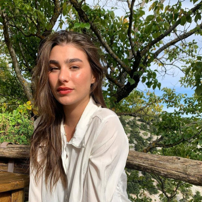 Η σύντροφος του Λεωνίδα Κουτσόπουλου είναι κούκλα & οι 10 φωτό το αποδεικνύουν