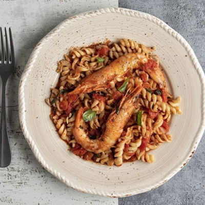 Βίδες με γαρίδες και κόκκινη σάλτσα από τον Άκη