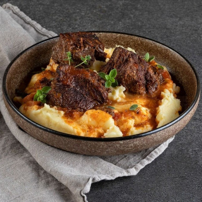 Σήμερα για μεσημεριανό έχει μοσχαρίσια μάγουλα στη χύτρα ταχύτητας