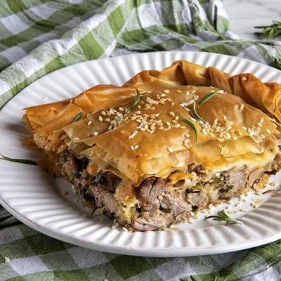 Ο  Άκης Πετρετζίκης σήμερα φτιάχνει πίτα με αρνί και θέλουμε να δοκιμάσουμε