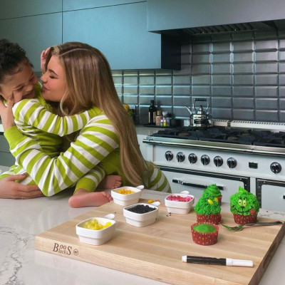 Φτιάξτε τα Grinch Cupcakes που έφτιαξε η Kylie Jenner με την Stormi (vid)