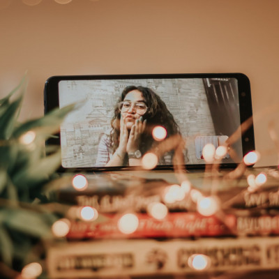 Πώς θα οργανώσεις φέτος βήμα-βήμα ένα online Secret Santa πάρτι