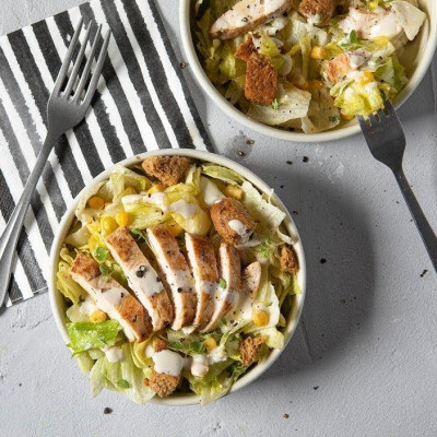 Φτιάξε light caesar salad όπως ο Άκης Πετρετζίκης
